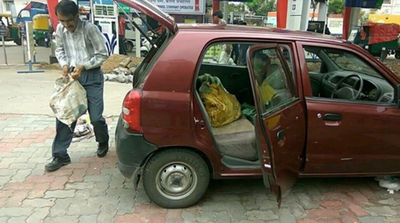 ১০ বছর ধরে রাস্তার গর্ত বোজাচ্ছেন এই বৈজ্ঞানিক