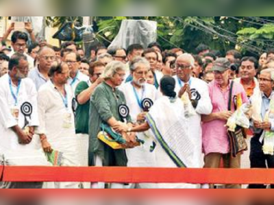 সারদা-নারদে গ্রেপ্তারির শঙ্কা, কর্মীদের আশ্বাস তৃণমূলনেত্রীর