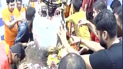 Devotees throng temples on 3rd Monday of Sawan 