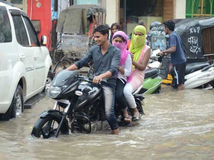 मोदी के संसदीय क्षेत्र काशी में बारिश की वजह से कांवड़ियों का हाल-बेहाल