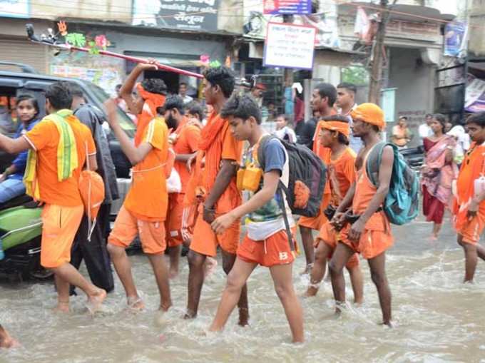 मोदी के संसदीय क्षेत्र काशी में बारिश की वजह से कांवड़ियों का हाल-बेहाल