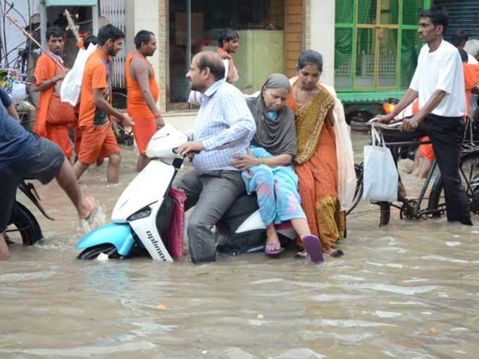 मोदी के संसदीय क्षेत्र काशी में बारिश की वजह से कांवड़ियों का हाल-बेहाल