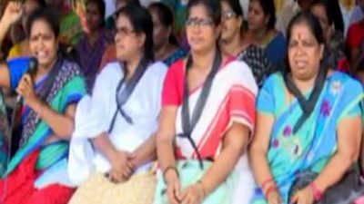 Woman activists protest against wine shops in Vizag 