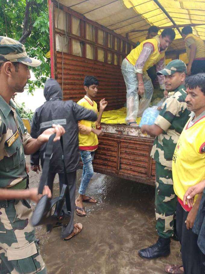 குஜராத் வெள்ளத்தால் பாதிக்கப்பட்ட பகுதி மக்களை ஹெலிகாப்டர் மூலம் மீட்ட ராணுவ வீரர்கள்