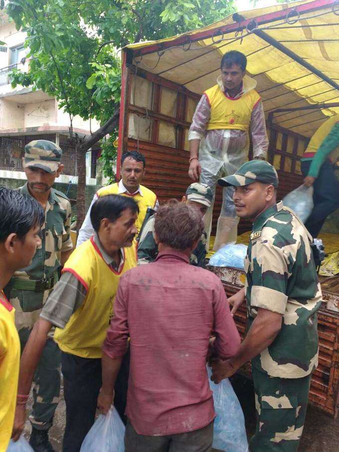 குஜராத் வெள்ளத்தால் பாதிக்கப்பட்ட பகுதி மக்களை ஹெலிகாப்டர் மூலம் மீட்ட ராணுவ வீரர்கள்