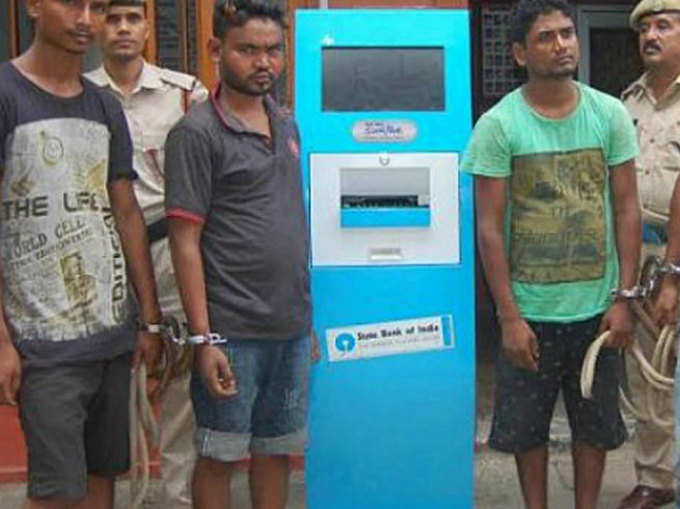 ATM के चक्कर में उठा ली पासबुक प्रिंटिंग मशीन