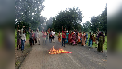 नक्सली कह रहे नक्सल शहीद सप्ताह मनाओ, ग्रामीण जला रहे बैनर