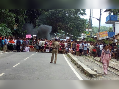 মোর্চার দাদাগিরি পাহাড় ছেড়ে সমতলেও, অশান্ত সুকনায় পুড়ল গাড়ি