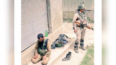 कश्मीर: नमाज पढ़ता पुलिसवाला, हिफाजत करता सीआरपीएफ जवान! तस्वीर वायरल