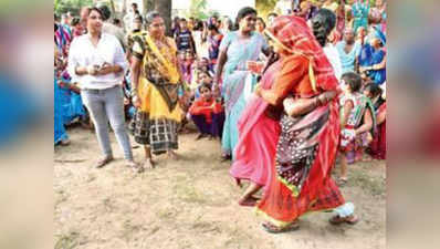 गांव में सदियों से हो रही महिला कुश्ती, साड़ी में लोकगीत गाते हुए लगाती हैं दांवपेच