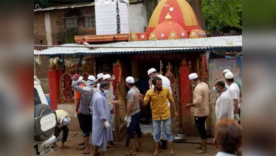 बाढ़ की गाद में धंसे मंदिर, सफाई में जुटे 15-10 मुस्लिम
