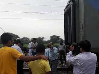 शताब्दी ट्रेन दो हिस्सों में बटी, बड़ा हादसा टला