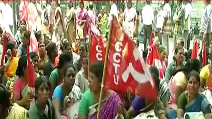 Bengaluru: Contractual conservancy workers protest against inhuman working conditions, non-payment of salaries 