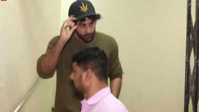 Ranbir Kapoor gets angry at paparazzi 