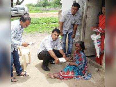 కేటీఆర్ ట్విట్టర్ రిక్వస్ట్.. పింఛన్ అందుకున్న మహిళ!