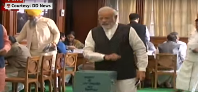 उपराष्ट्रपति चुनाव में वोट डालते पीएम नरेंद्र मोदी।