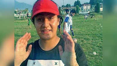 <p>फुटबॉल से कश्मीरी युवाओं की जिंदगी बदल रही है यह कोच</p>