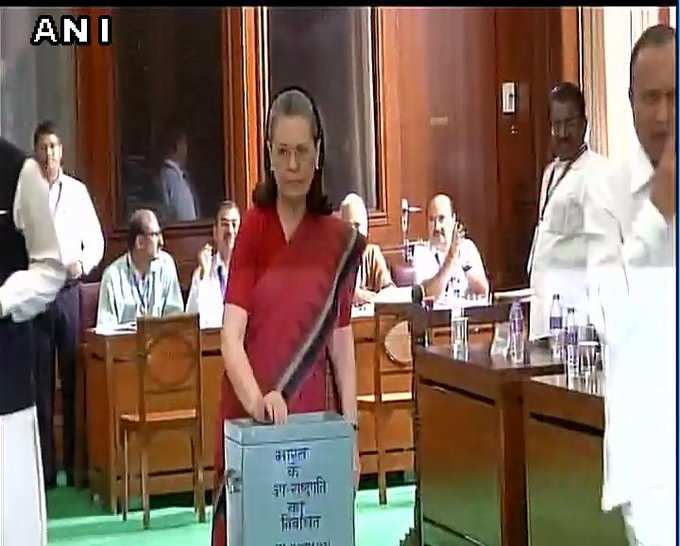 उपराष्ट्रपति चुनाव: संसद में मतदान जारी। कांग्रेस अध्यक्ष सोनिया गांधी ने डाला वोट।