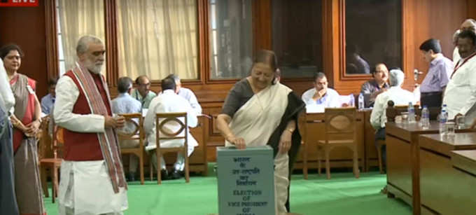 लोकसभा अध्यक्ष सुमित्रा महाजन ने उपराष्ट्रपति चुनाव में मतदान किया।