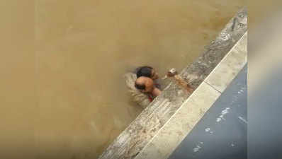नदी में कूदी महिला की पुलिसवाले ने बचाई जान
