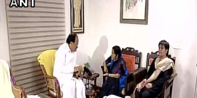 सुषमा स्वराज ने वेंकैया नायडू से उनके आवास पर की मुलाकात।