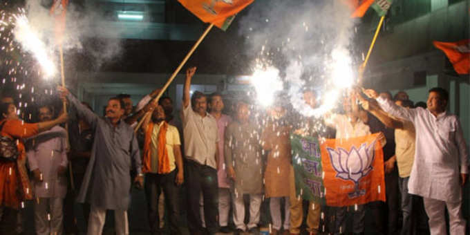 लखनऊ: बीजेपी प्रदेश कार्यालय में वेंकैया नायडू के उपराष्ट्रपति बनने पर जश्न मनाते लोग