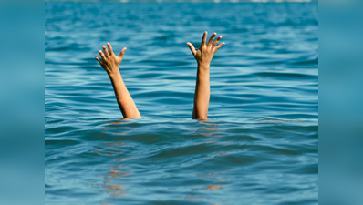 सेल्फी लेने के दौरान समंदर में डूबे 3 छात्र