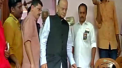 Arun Jaitley meets kin of slain RSS worker in Kerala 