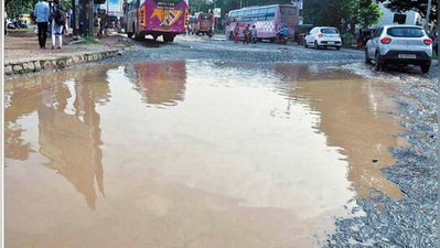 ಹೊಂಡ ಗುಂಡಿಯಿಂದ ಕೂಡಿದೆ ಮಣಿಪಾಲ ಬಸ್‌ ನಿಲ್ದಾಣ!