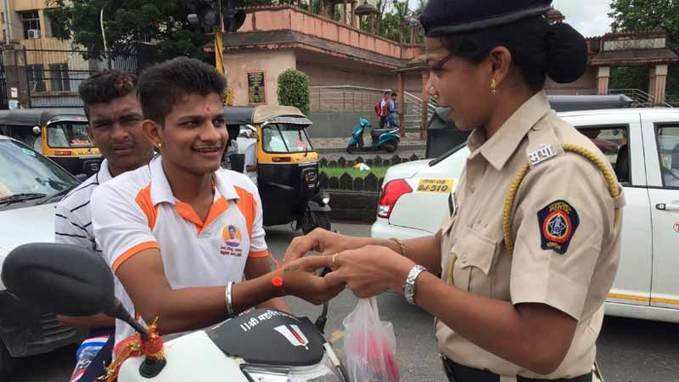 Cops organise Rakshabandhan Day to raise awareness of traffic rules 