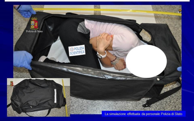बैैग में भरी हुई मॉडल (इटली पुलिस के ट्विटर हैंडल से ली गई तस्वीर।)