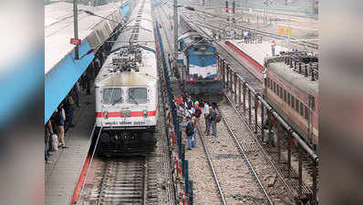 नई दिल्ली स्टेशन पर पटरी से उतरा ईएमयू ट्रेन का कोच