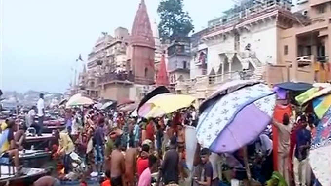 Devotees throng temples on last Monday of Sawan 