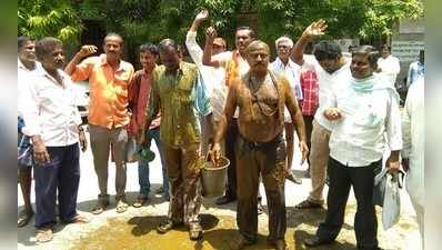 ಕಾವೇರಿಗಾಗಿ ಮೈಮೇಲೆ ಸಗಣಿ ಸುರಿದುಕೊಂಡು ಪ್ರತಿಭಟನೆ