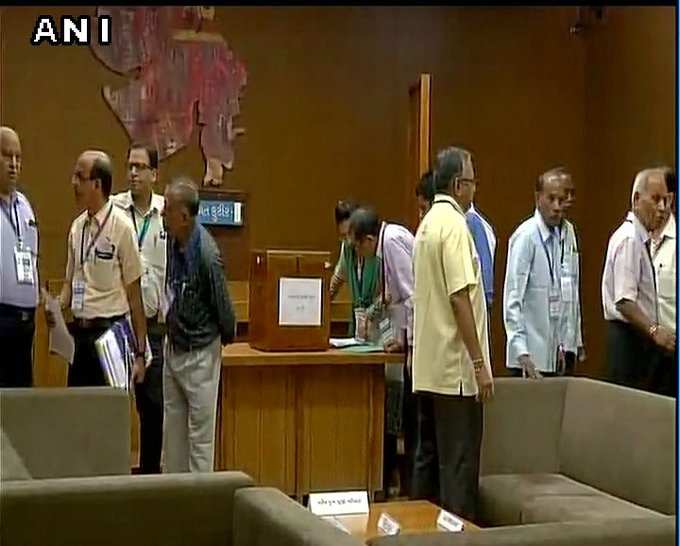 गुजरात: गांधीनगर में राज्य विधान सभा में चल रही है राज्यसभा चुनाव मतदान की तैयारी।