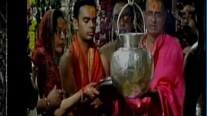 Shivraj Chouhan offers prayers at Ujjains Mahakal temple 