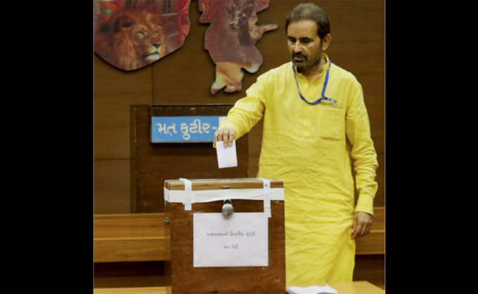 गांधीनगर में वोट डालते वरिष्ठ कांग्रेस नेता शक्तिसिंह गोहिल