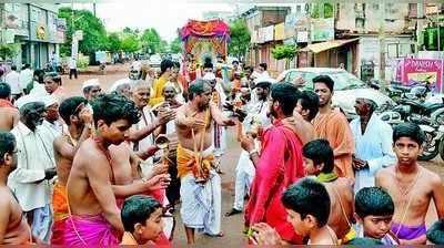 ರಾಯರ ದರುಶನ ಪಡೆದ ಭಕ್ತರು