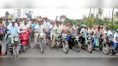 ಮದ್ದೂರಿನಲ್ಲಿ ರಸ್ತೆ ತಡೆ: ಪರದಾಡಿದ ಪ್ರಯಾಣಿಕರು