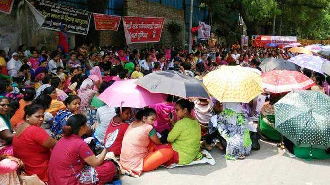 Delhi: Anganwadi workers and assistants protest in front of Kejriwals house 