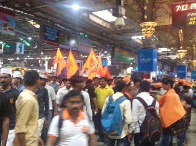 मुंबई: छत्रपती शिवाजी महाराज टर्मिनसवर मराठा क्रांती मोर्चासाठी आलेल्या बांधवांची गर्दी