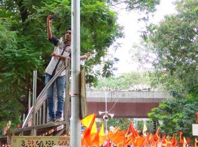 मुंबई: सेल्फी क्लिकसाठी बस स्टॉपवरील शेडवर तरूण