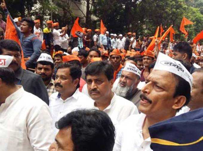 मुंबई: मराठा क्रांती मोर्चात काँग्रेस प्रदेशाध्यक्ष खासदार अशोक चव्हाण आणि आमदार भाई जगताप सहभागी झाले