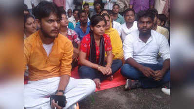 बलिया: रागिनी हत्याकांड के आरोपियों का कोर्ट में सरेंडर, बहन बैठी धरने पर