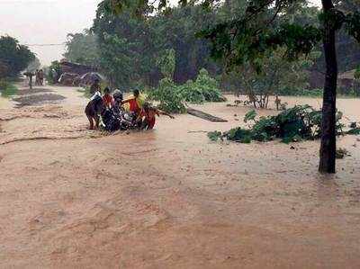 बिहार में बाढ़ की स्थिति भयावह, 12 जिले चपेट में, सेना तैनात, यूपी में भी संकट