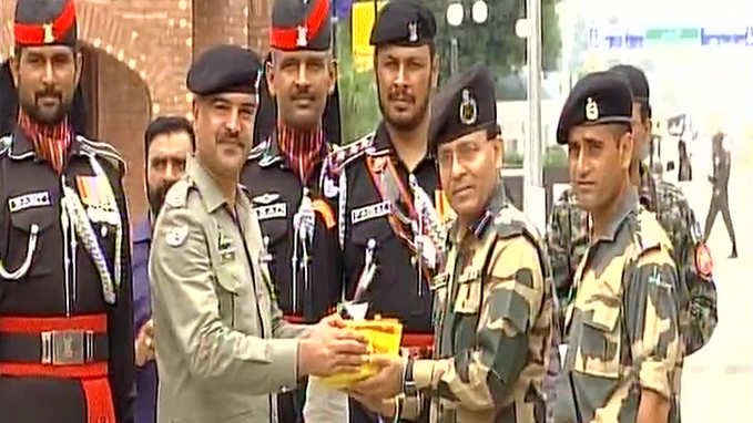 Amid border tensions, Pakistani Rangers present sweets to Indian forces on its 70th I-Day 