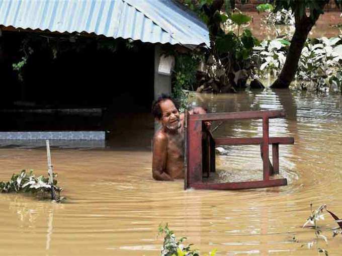 अररिया में घर से सामान निकालता बुजुर्ग