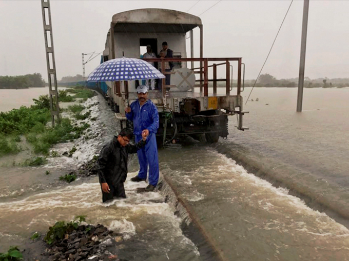 रेलमार्ग भी डूबा