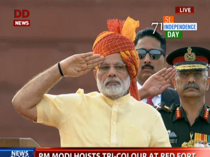 ध्वज फहराने के बाद सल्यूट देते PM मोदी