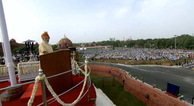 9 महीने में मंगलयान पहुंच सकते हैं, लेकिन 42 साल से रेल का एक प्रॉजेक्ट लटका पड़ा था। हमारी सरकार ने परियोजनाओं के तेजी से क्रियान्वयन पर ध्यान दिया। सरकार की किसी योजना में विलंब होता है तो सबसे अधिक नुकसान हमारे गरीब परिवारों को होता है। मैं सरकार के कामकाज का लेखा-जोखा हर महीने लेता हूं :मोदी @ लाल किला